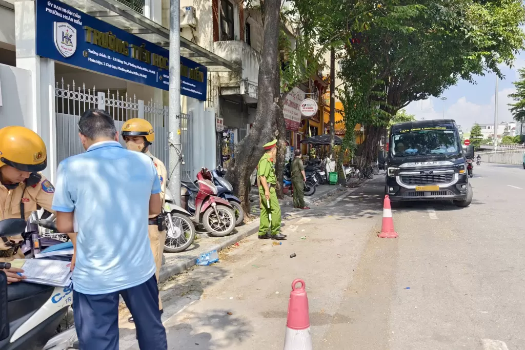 河内古街整治违规停车 警方要求停车场与商户签承诺书 · 报道配图