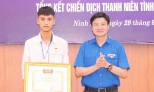 向救起兩名溺水親兄弟的男學生頒發獎狀和勇敢青年徽章