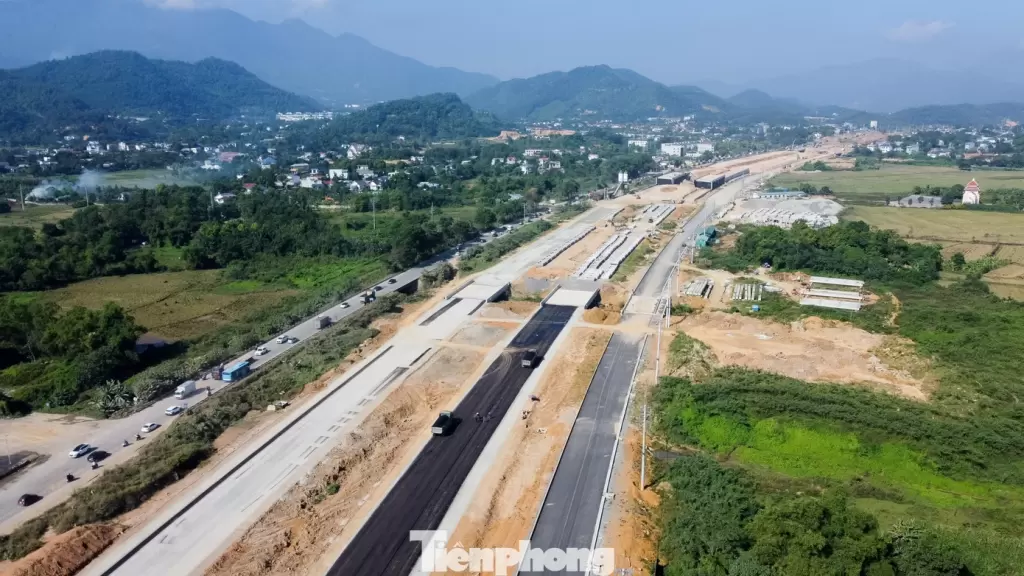 河內副市長要求升龍大道至和平道路項目進度與質量並重 · 報道配圖