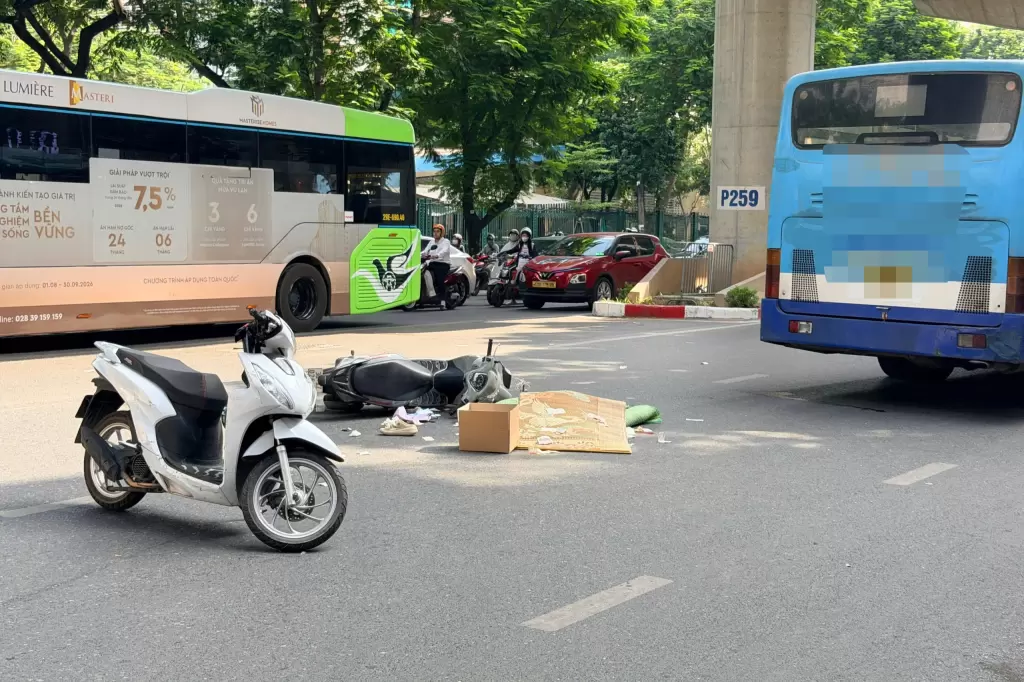 河内春水街两摩托车相撞 一女子倒地遭公交车碾轧身亡 · 报道配图