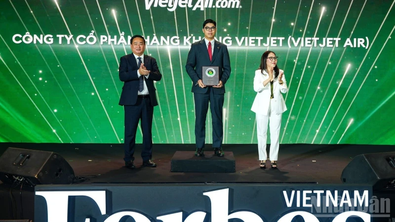Vietjet入选福布斯越南ESG领先企业50强 · 报道配图