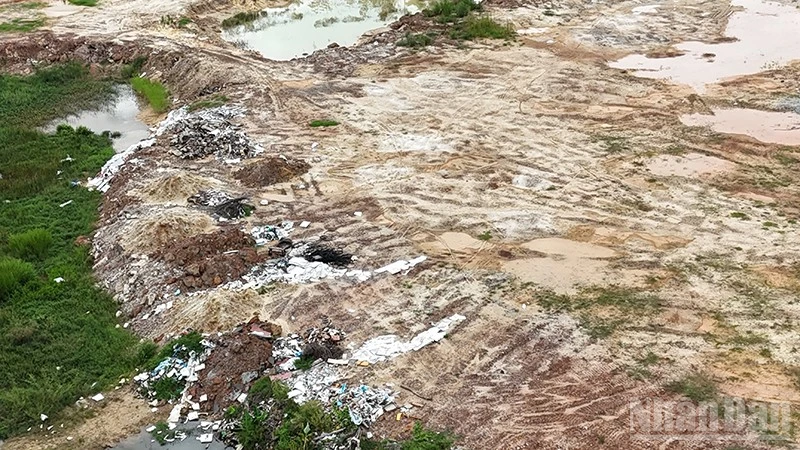 胡迎街与白藤街拐角处空地堆满建筑垃圾