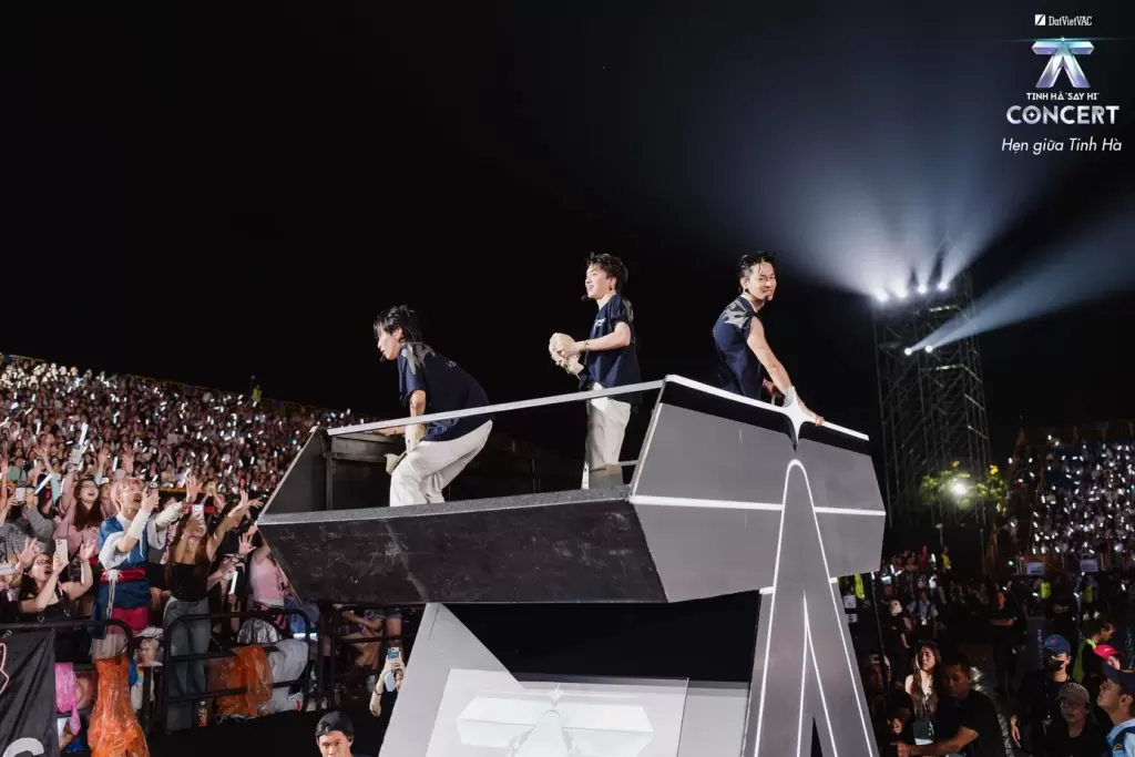 胡志明市一晚四場演唱會門票售罄 近四萬觀眾冒雨入場 · 報道配圖
