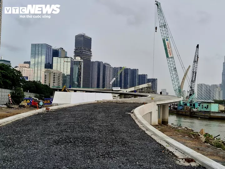 西贡河步行桥187米主跨段完成124公里拖航抵达白藤码头 · 报道配图