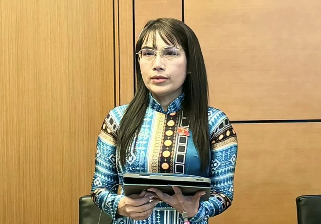 代表周琼瑶