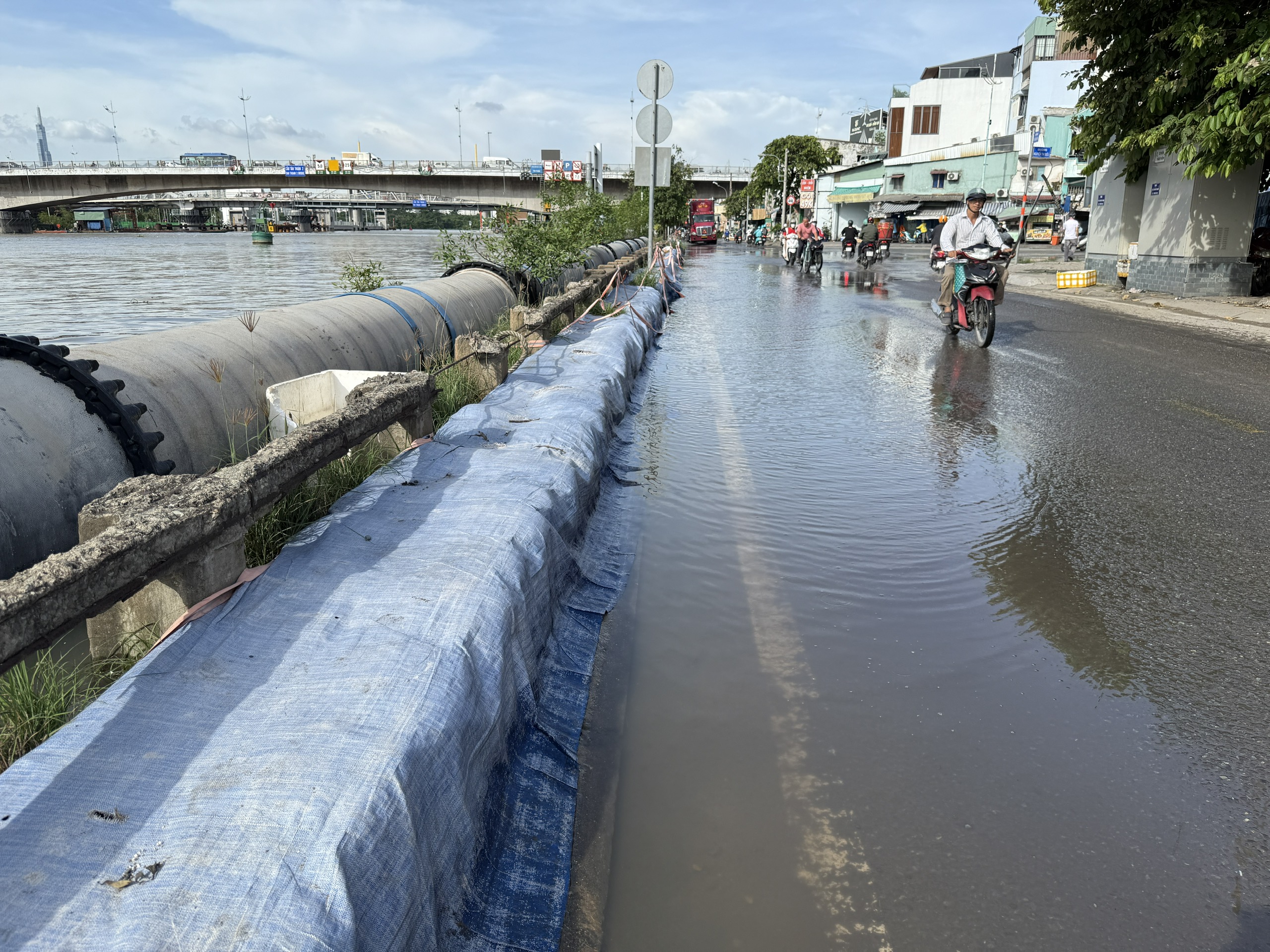 胡志明市萊氏公園731具烈士遺骸安葬後繼續搜尋 · 報道配圖