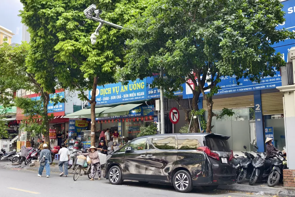 河内古街整治违规停车 警方要求停车场与商户签承诺书 · 报道配图
