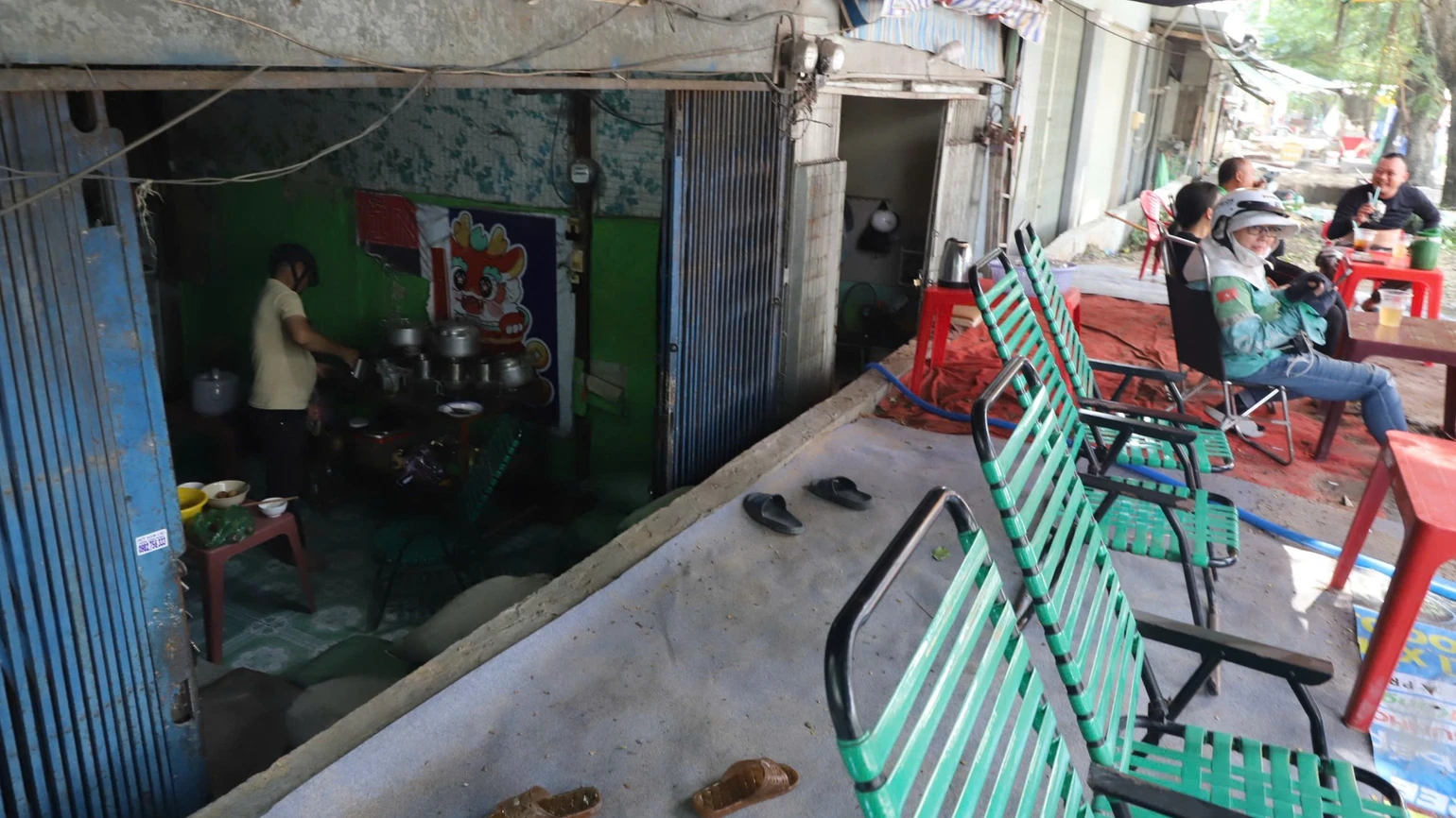 胡志明市登垂雲路抬高逾一米，沿線民宅成窪地 · 報道配圖