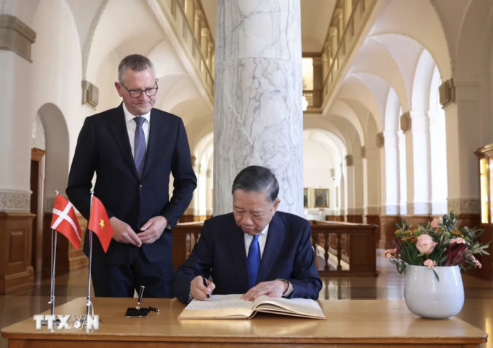 总书记、国家主席苏林签名留言。