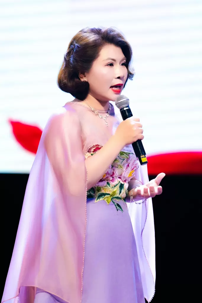 歌手芳梅发布母爱主题MV《给孩子的爱语》 · 报道配图