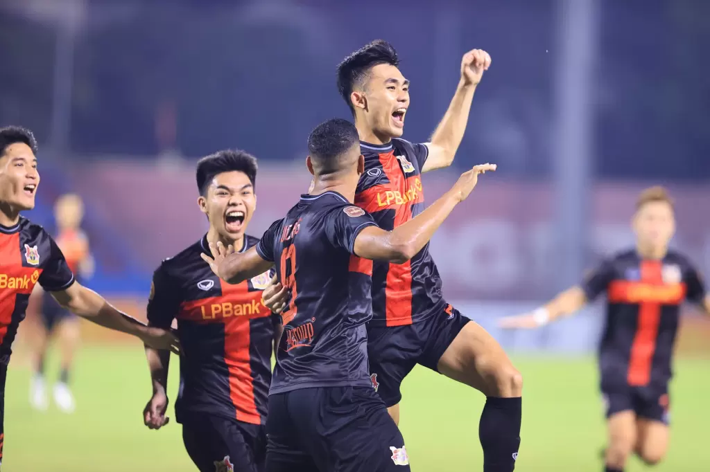 宁平FC主场4比3绝杀HAGL，两队各有一人被红牌罚下