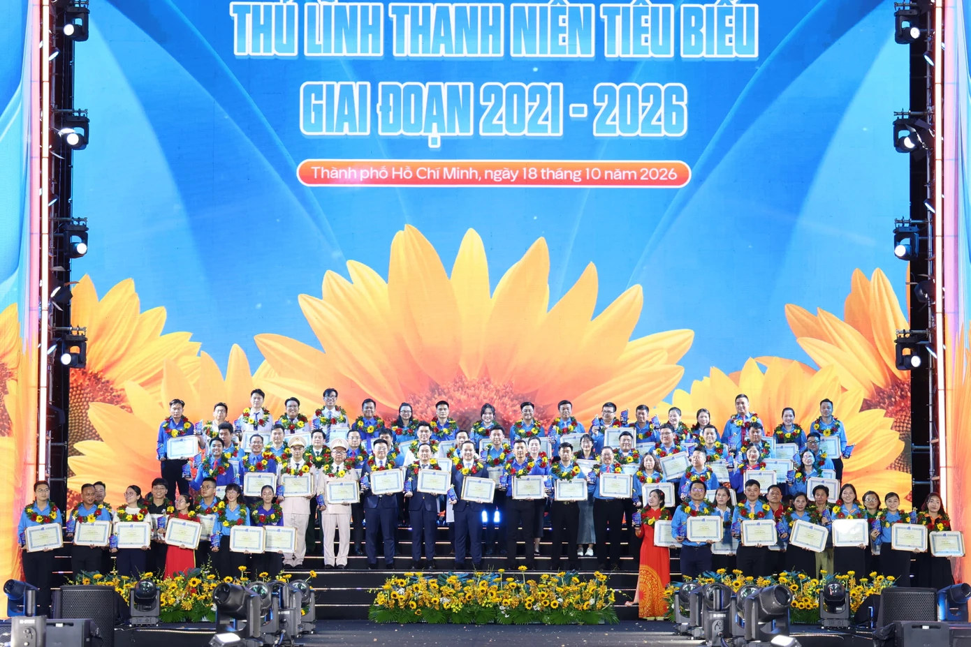胡志明市青聯會紀念成立70週年並表彰71名青年骨幹 · 報道配圖