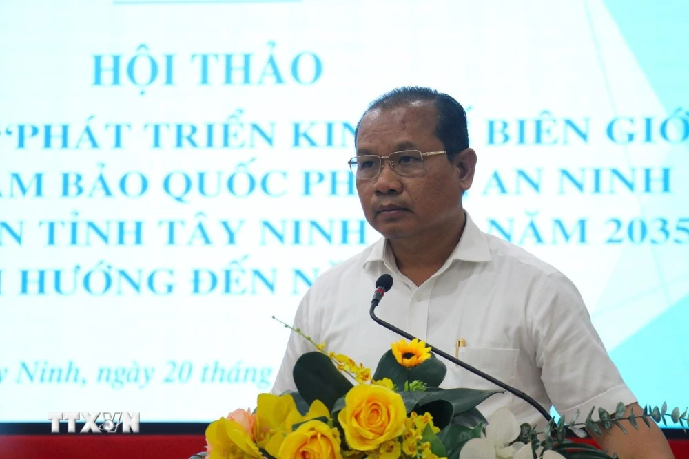 西宁省人民委员会副主席张清廉在会上发言