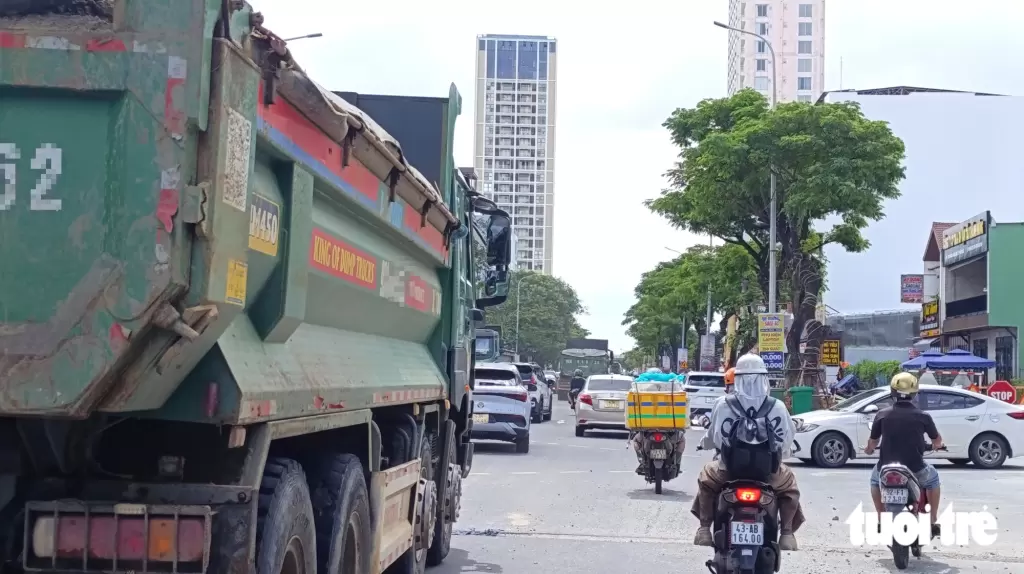 岘港核查约30吨运土自卸车驶入市中心禁行路段