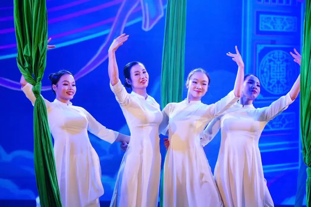 以杂技语言向越南妇女致敬 - 图6