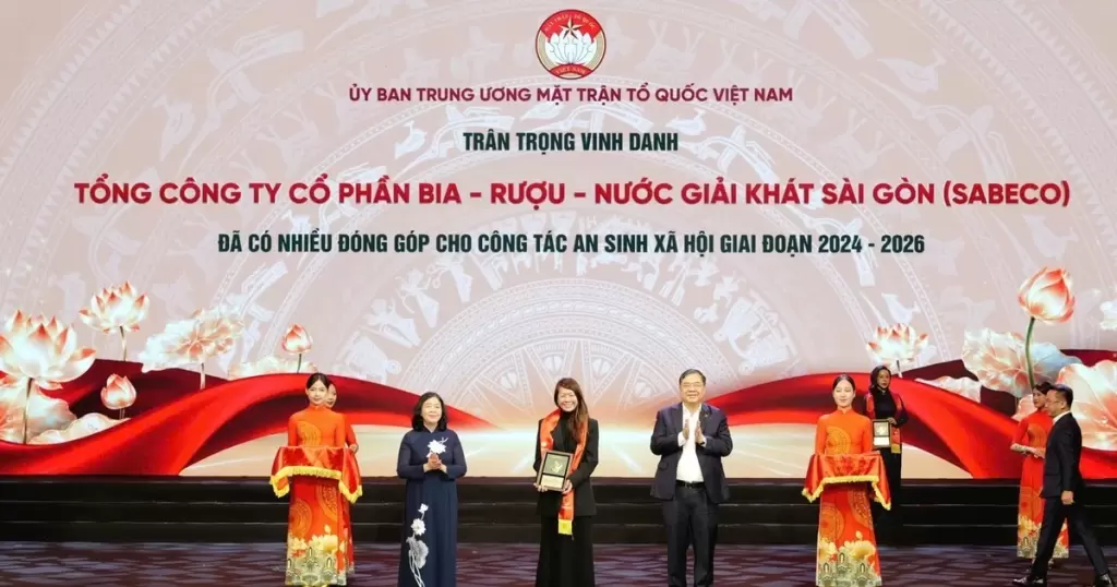 SABECO在“扶贫月”启动仪式上获表彰并捐款2亿越南盾