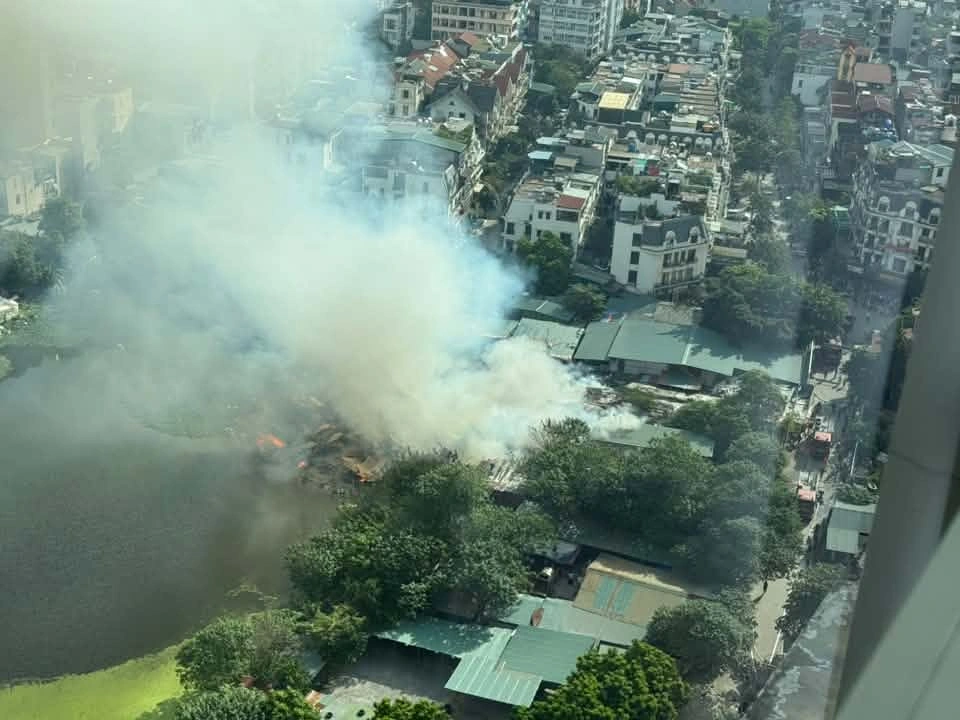 河内大莫坊临时铁皮屋起火 警方初判烧垃圾引燃 · 报道配图