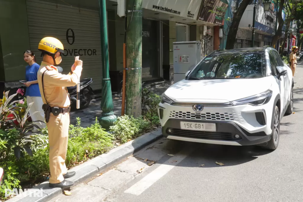 河內古街多名司機違規停車被交警處罰