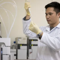 河内国家大学教师开展科学研究。