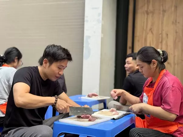 成員們準備食材並烹製飯菜