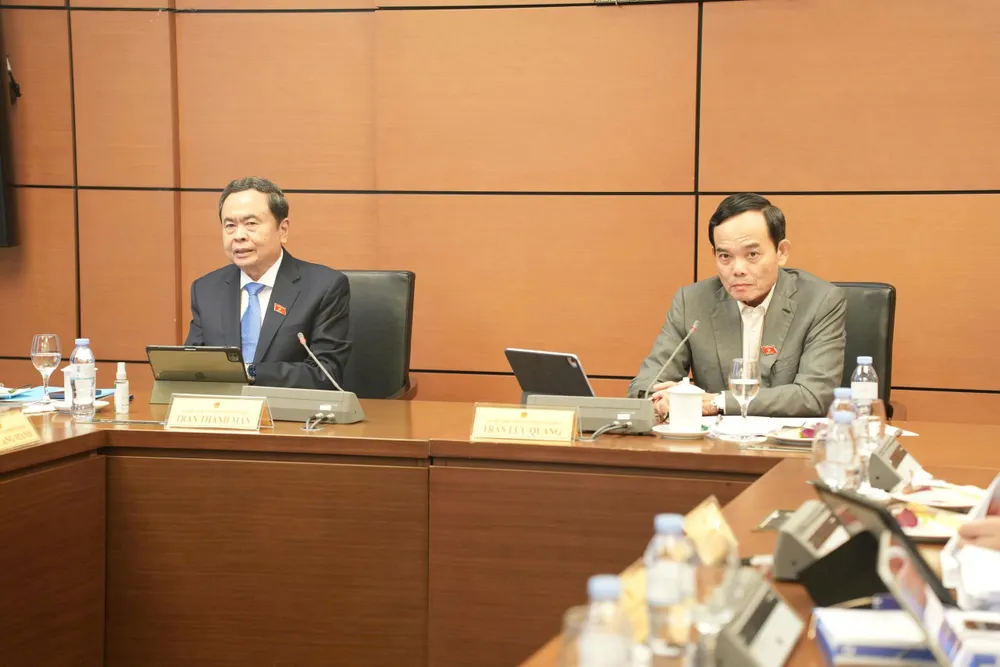陈青敏与陈留光在小组讨论会上。