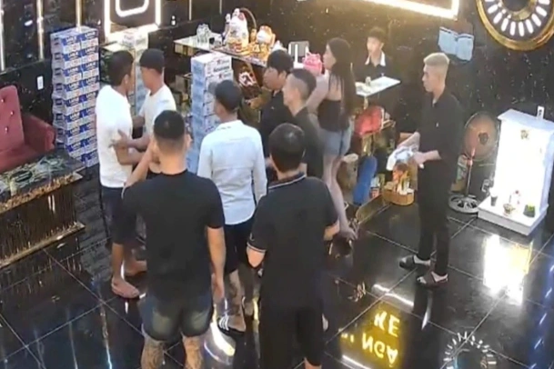 芹苴卡拉OK店斗殴致一人死亡 警方确认5名相关人员 · 报道配图