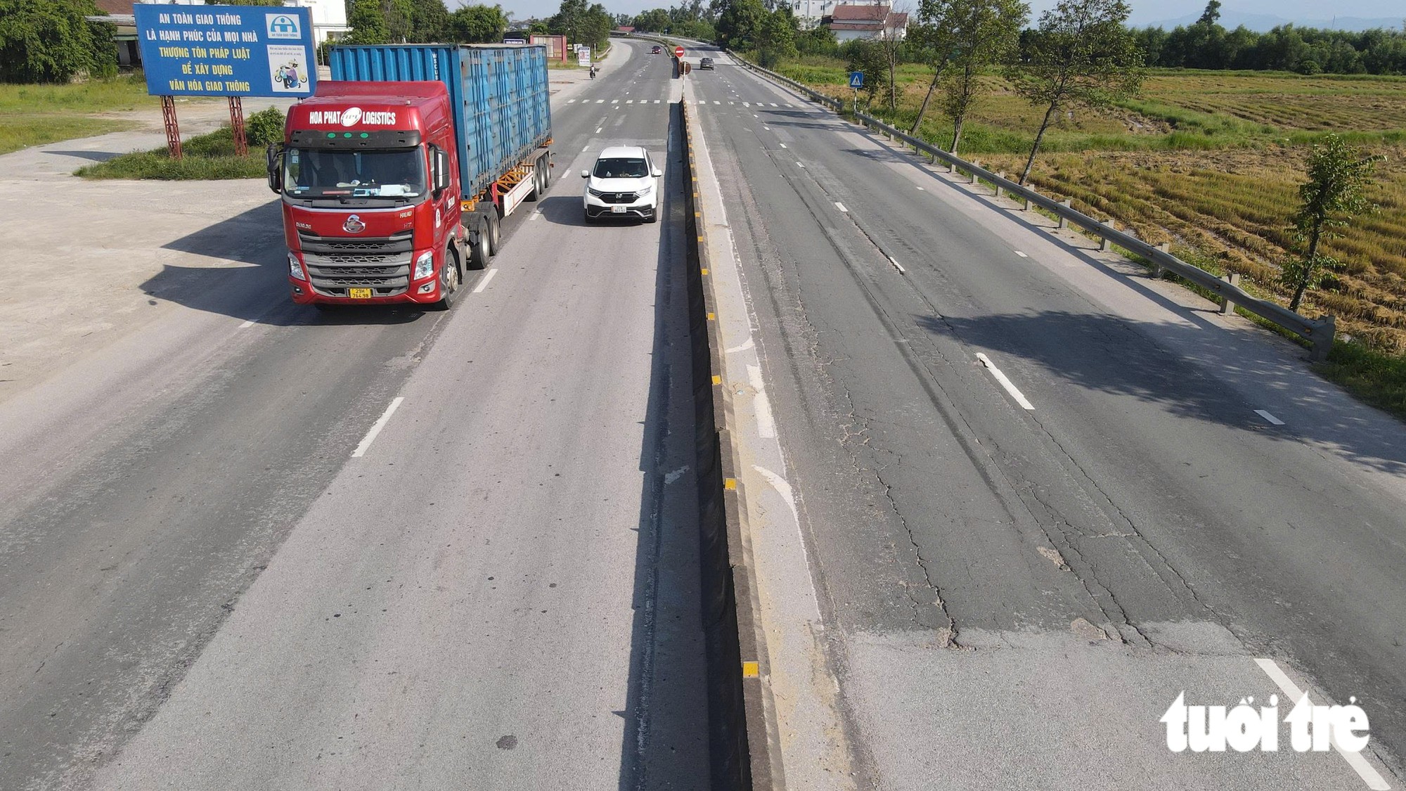 损坏未修的1号国道路段
