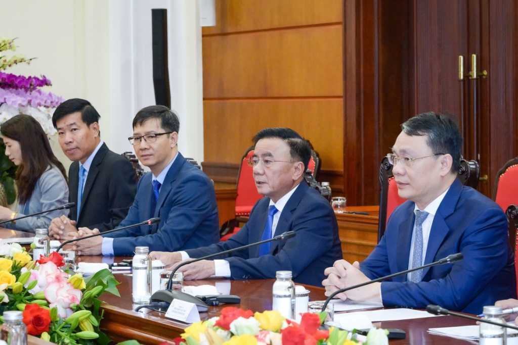 越南与新加坡加强干部培训合作