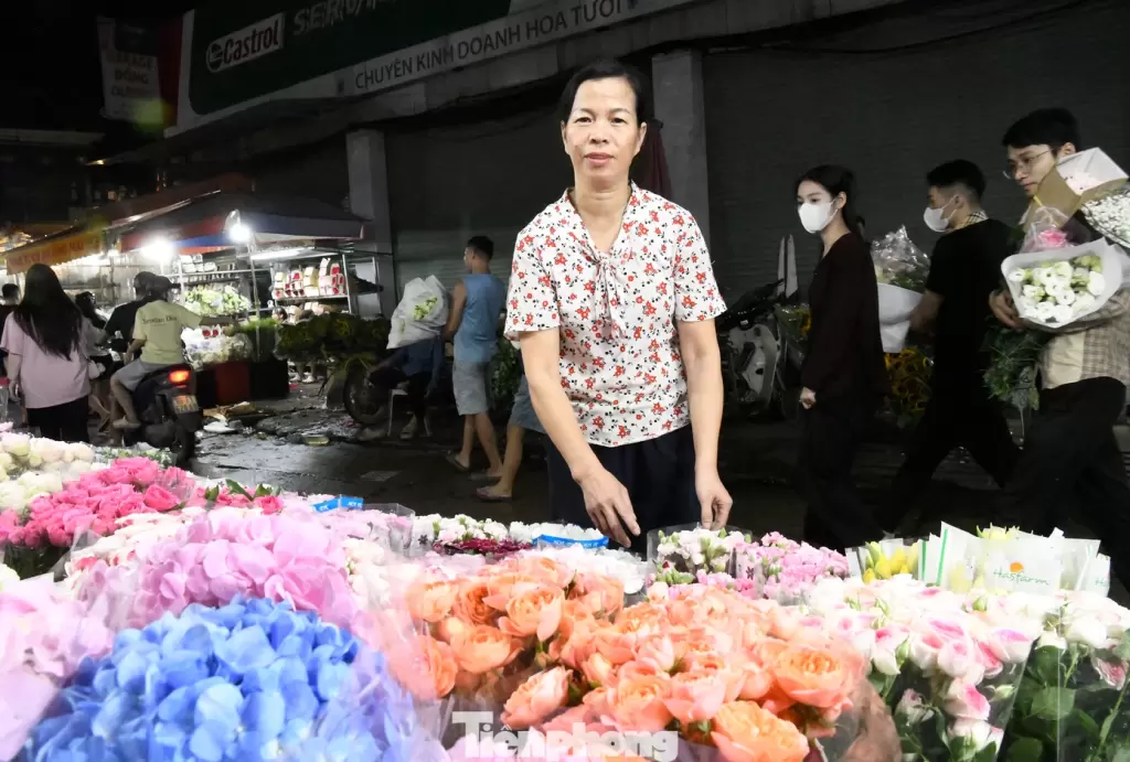 河内最大花市节前遇冷：部分花价反降仍难卖 · 报道配图
