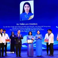 越南政府常务副总理范嘉足与越南妇女联合会主席黎氏水向个人颁发第二届阮氏定奖。