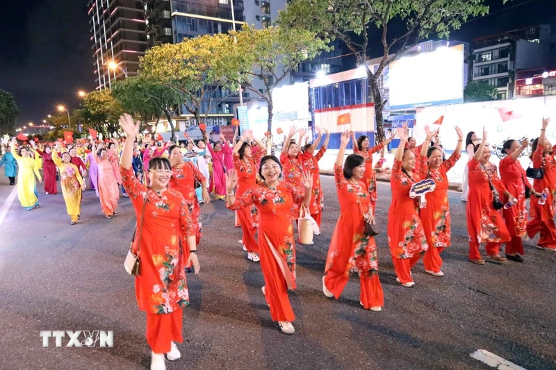 岘港首次举办奥黛巡游 女画家联展同期开幕 · 报道配图