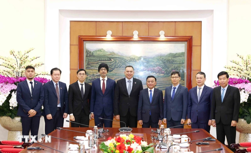 越共常务书记会见新加坡公共服务署代表团 · 报道配图