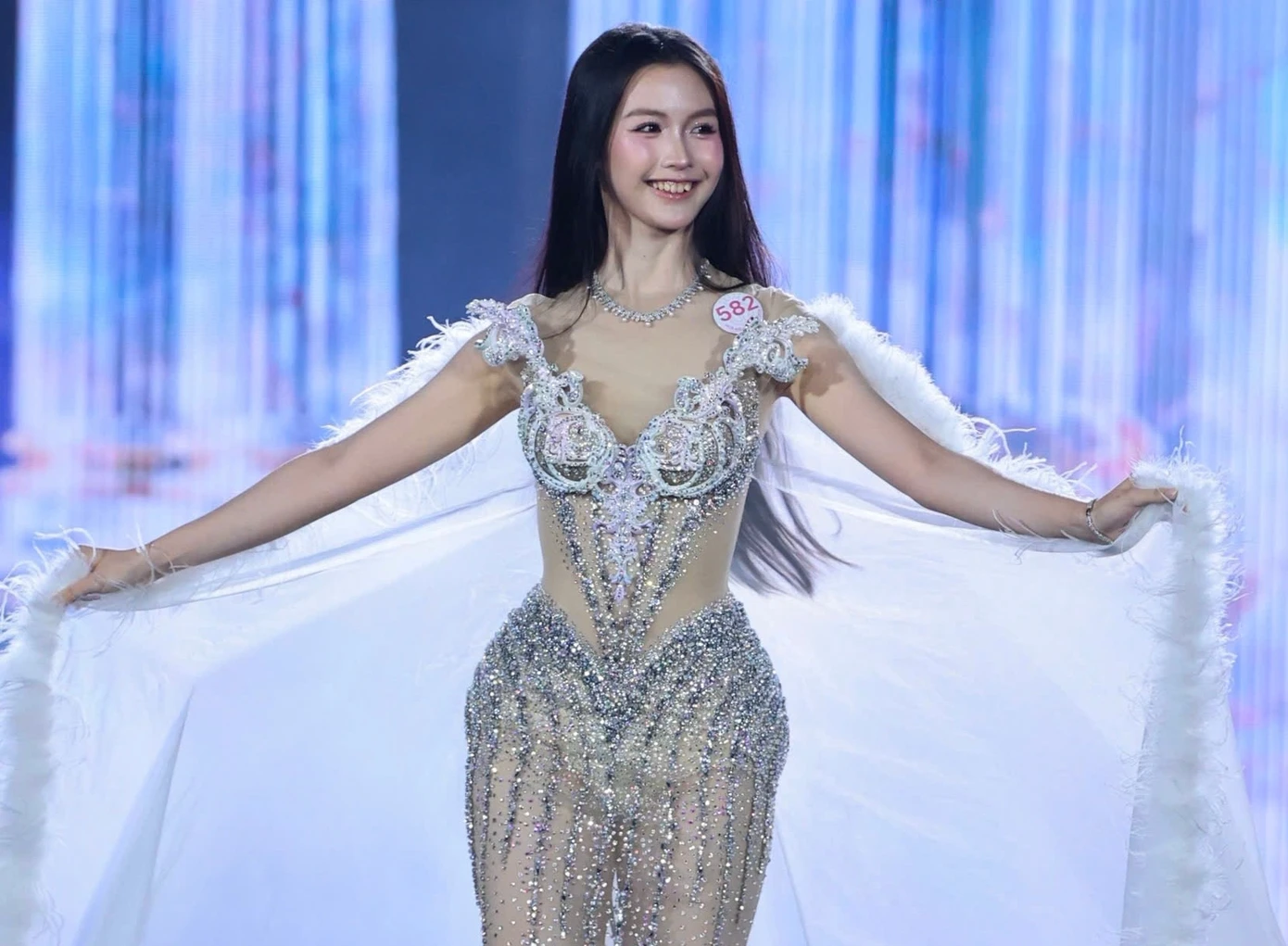 越南小姐2026半决赛才艺环节选手展示多项技能 · 报道配图
