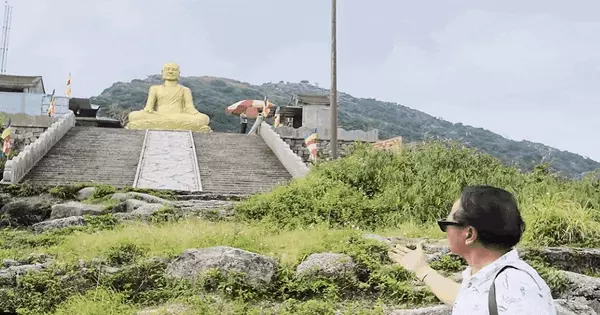 越南歌手製靈84歲登安子山,乘纜車後步行至銅寺 · 報道配圖