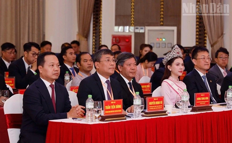 奠边国际投资促进会签署近20万亿越盾投资协议 · 报道配图