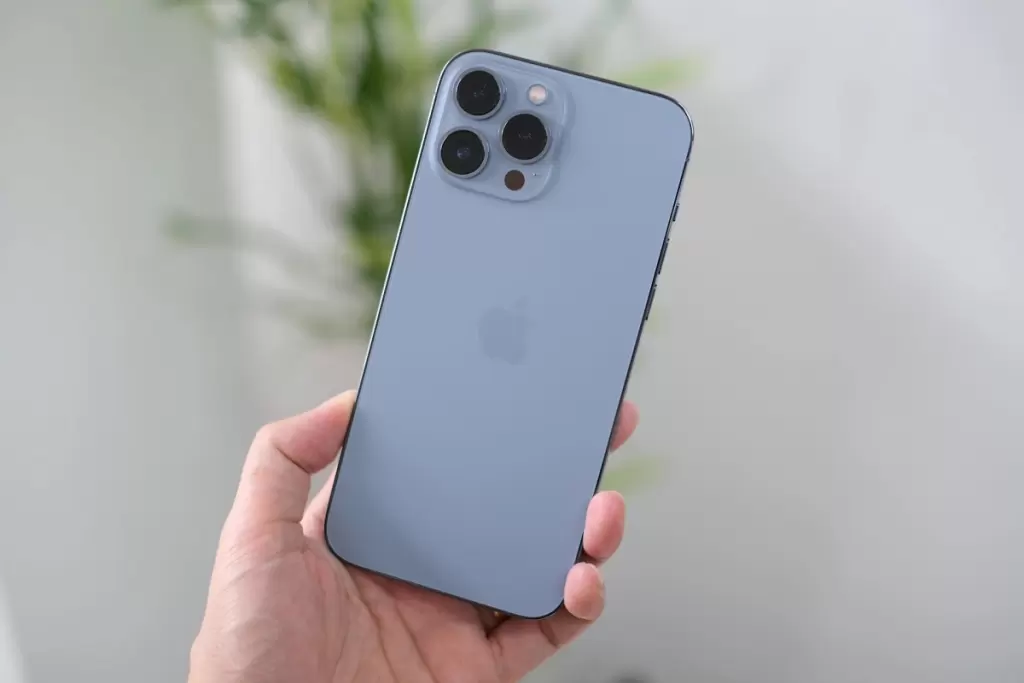 越南二手iPhone 13与14 Pro Max较首发价跌逾2000万越南盾 · 报道配图
