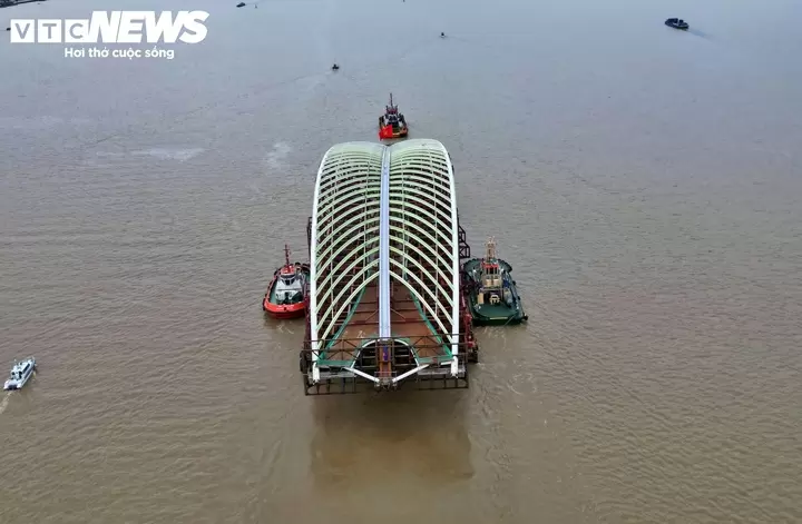 西贡河步行桥3400吨主跨拖航经平庆桥驶向白藤码头 · 报道配图
