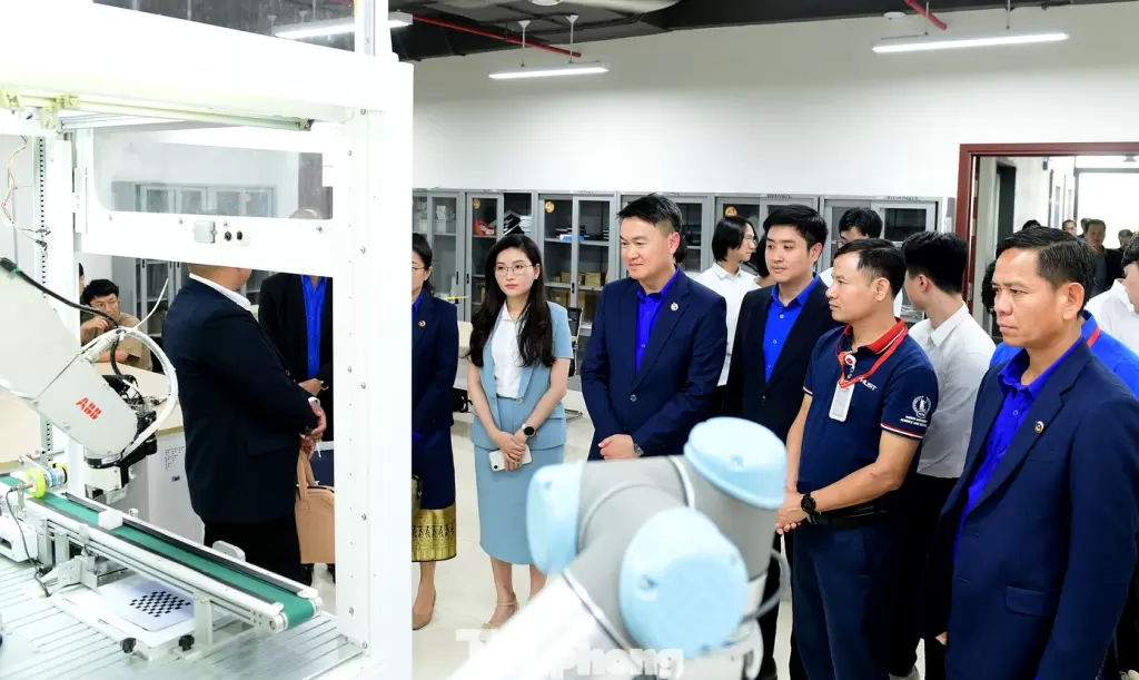 代表团参观河内理工大学研究室
