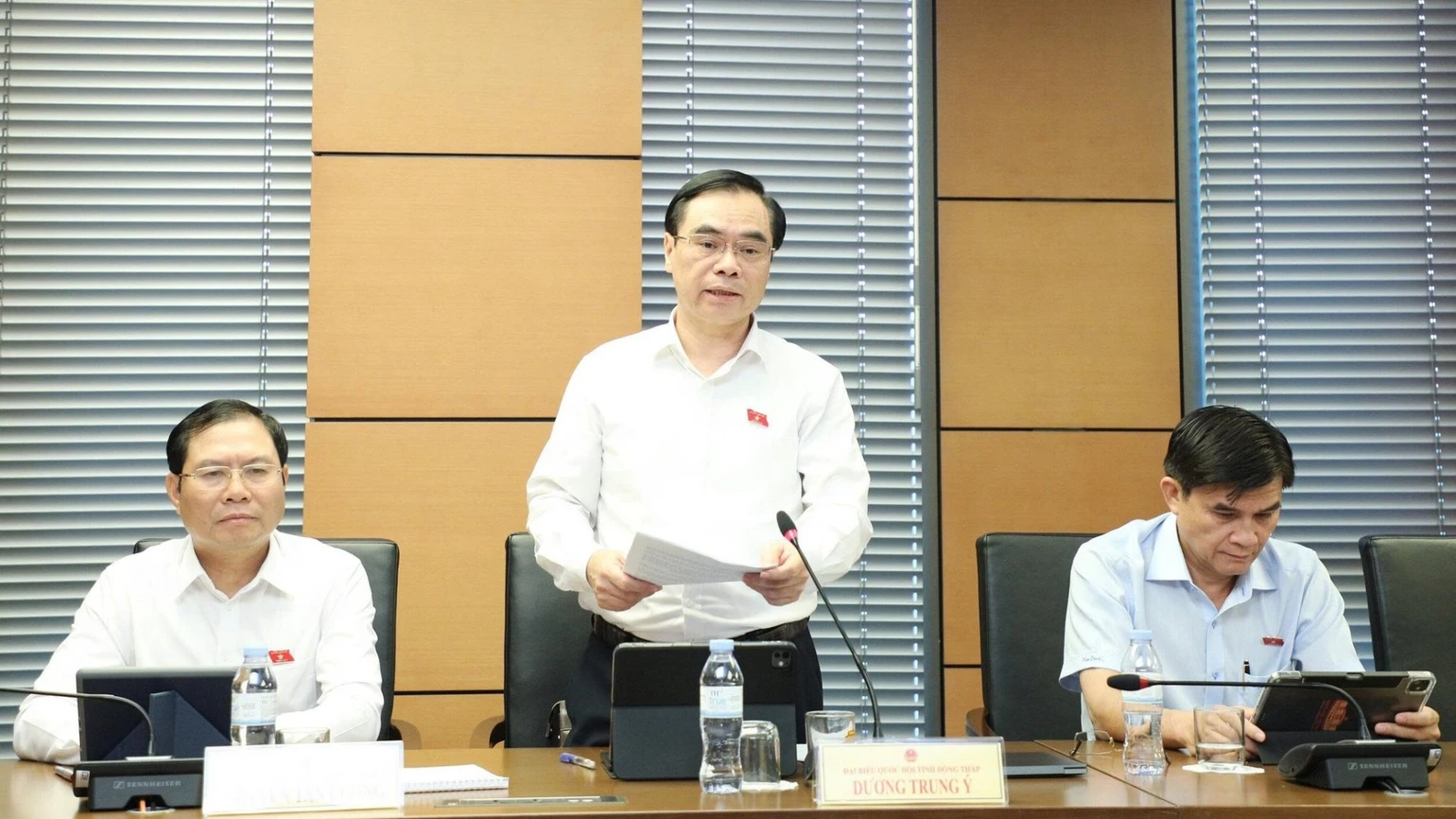 越南国会分组讨论2026年经济计划与预算分配 · 报道配图