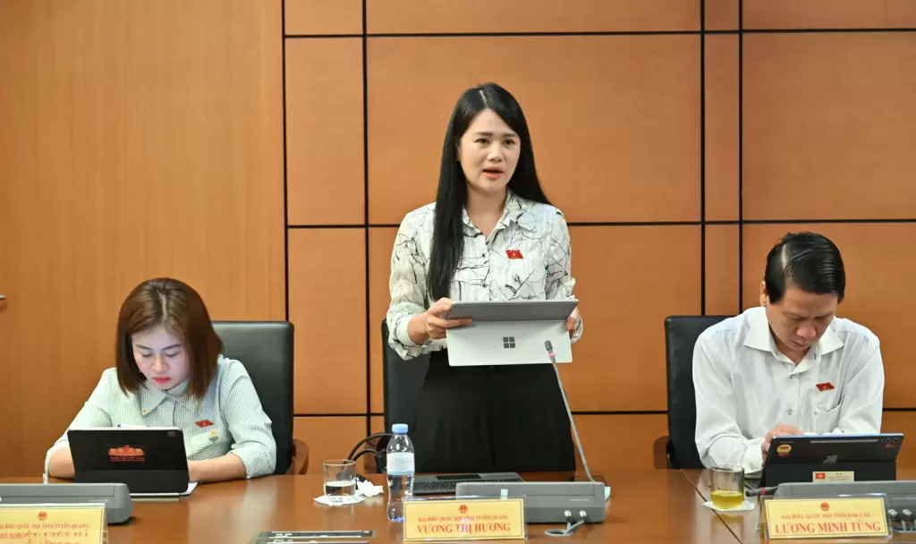 越南总理在国会小组讨论中要求管控社会住房与租赁住房价格 · 报道配图