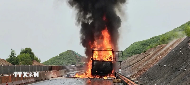林同省潘切-油曳高速一卡車起火 無人傷亡 · 報道配圖