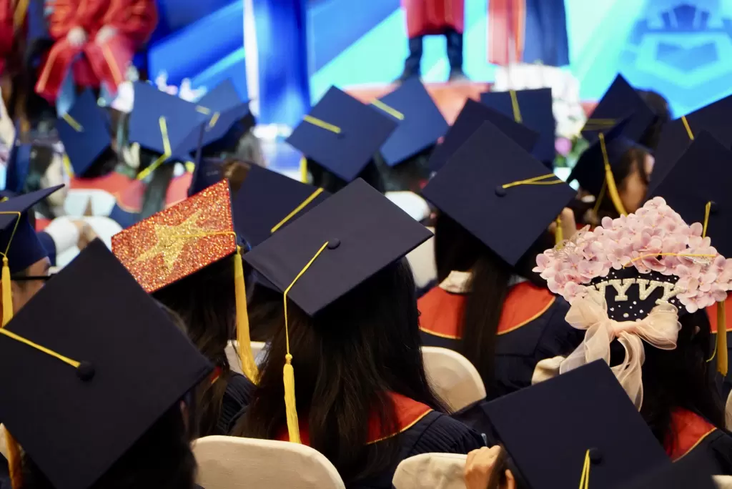 胡志明市多名优秀毕业生求职受阻,招聘方称学历非唯一标准 · 报道配图
