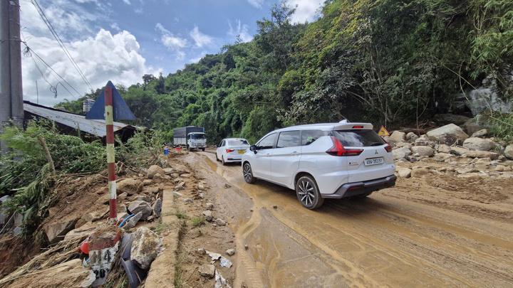 林同省暴雨引發山洪 國55號公路數十米路面被土石掩埋 · 報道配圖