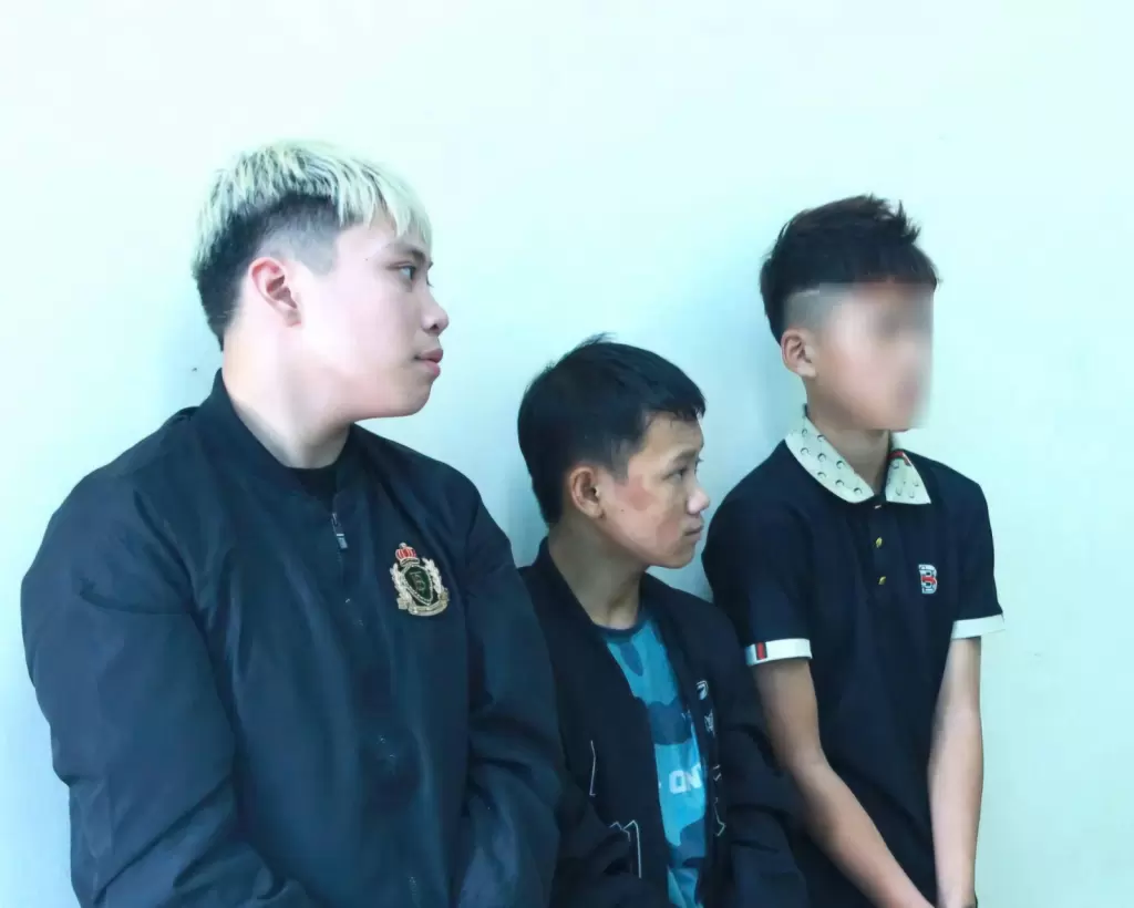 三名涉案人员砸碎多辆汽车玻璃盗窃财物的手法