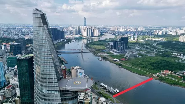 重達3400噸的鋼拱經拖航成功跨海，抵達越南最富裕城市的市中心