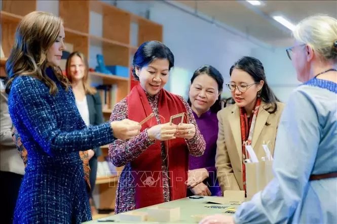 苏林总书记、国家主席夫人向哥本哈根图书馆赠送“越南书架”