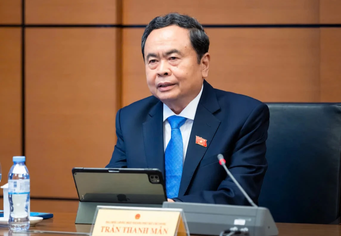 越南國會代表分組討論經濟，國會主席提出2027年兩位數增長目標 · 報道配圖