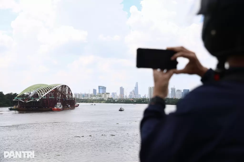 西贡河步行桥3400吨主跨拖航124公里抵达白藤码头 · 报道配图