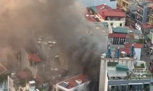 河内春顶巷内房屋起火