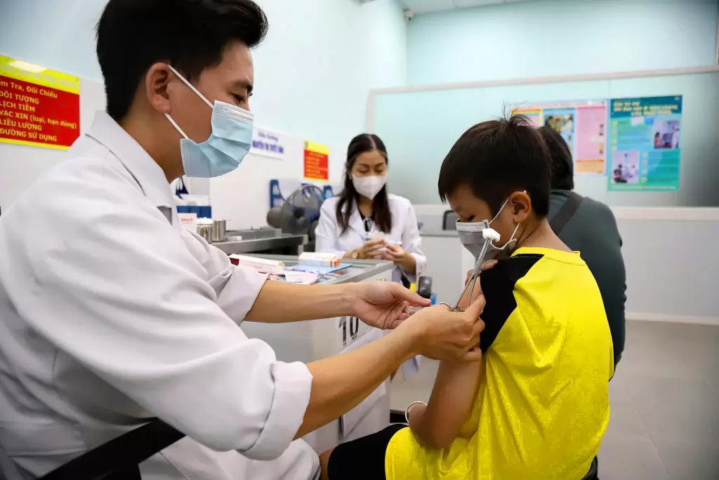 胡志明市脑膜炎球菌病例群后疫苗接种量增三至八倍 · 报道配图